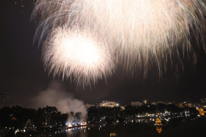 Ảnh: Mặt nước, bầu trời lộng lẫy pháo hoa mừng năm mới Canh Tý 2020 - 9