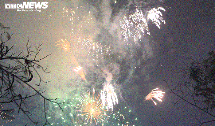 Những hình ảnh ấn tượng trong đêm giao thừa mừng năm mới Canh Tý 2020 - 9