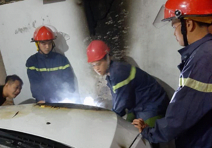 Đang đỗ trong sân, ô tô bốc cháy dữ dội ngày đầu năm mới Canh Tý - 1