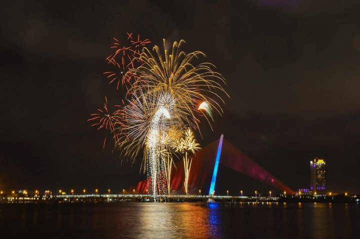 Ảnh: Mặt nước, bầu trời lộng lẫy pháo hoa mừng năm mới Canh Tý 2020 - 15
