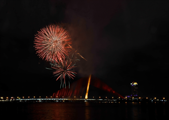 Ảnh: Mặt nước, bầu trời lộng lẫy pháo hoa mừng năm mới Canh Tý 2020 - 16