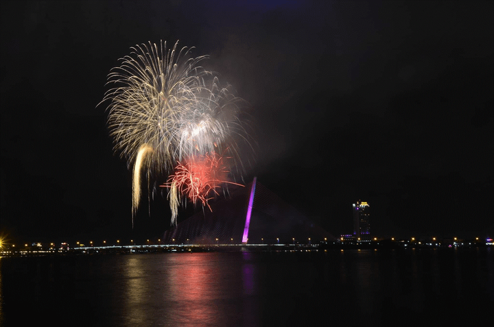 Ảnh: Mặt nước, bầu trời lộng lẫy pháo hoa mừng năm mới Canh Tý 2020 - 17