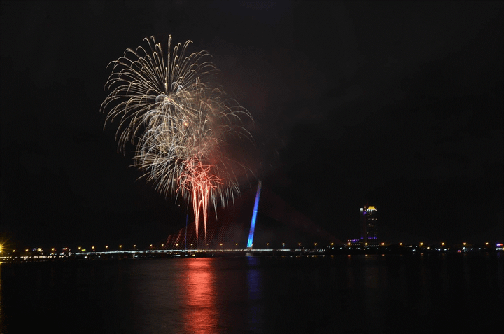 Ảnh: Mặt nước, bầu trời lộng lẫy pháo hoa mừng năm mới Canh Tý 2020 - 18