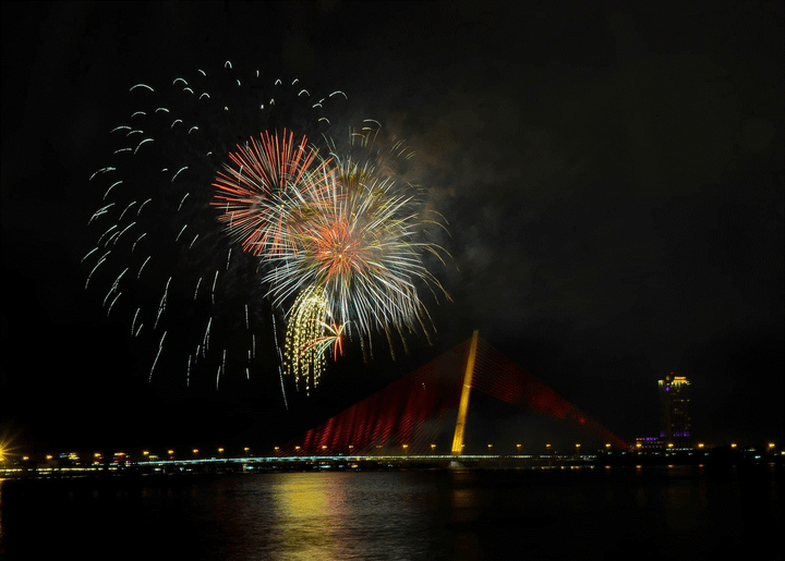 Ảnh: Mặt nước, bầu trời lộng lẫy pháo hoa mừng năm mới Canh Tý 2020 - 19