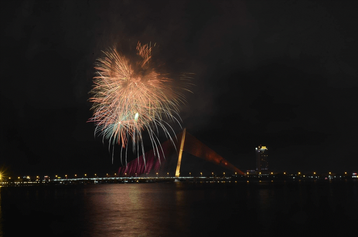 Ảnh: Mặt nước, bầu trời lộng lẫy pháo hoa mừng năm mới Canh Tý 2020 - 20