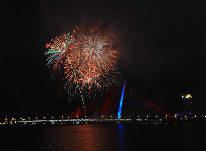 Ảnh: Mặt nước, bầu trời lộng lẫy pháo hoa mừng năm mới Canh Tý 2020 - 21