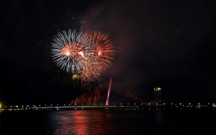 Ảnh: Mặt nước, bầu trời lộng lẫy pháo hoa mừng năm mới Canh Tý 2020 - 22