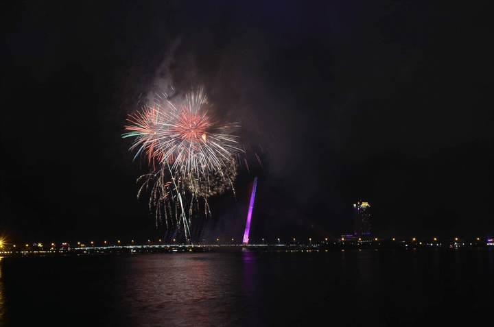 Ảnh: Mặt nước, bầu trời lộng lẫy pháo hoa mừng năm mới Canh Tý 2020 - 23