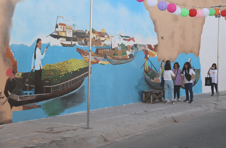 Khách du xuân thích thú với con đường bích họa Cần Thơ xưa và nay - 1