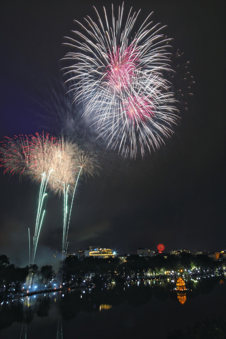 Ảnh: Mặt nước, bầu trời lộng lẫy pháo hoa mừng năm mới Canh Tý 2020 - 8