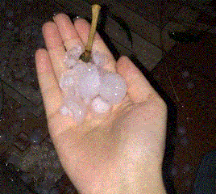 Mưa đá chiều 30 tết làm hư hỏng tài sản nhiều nhà dân - 3