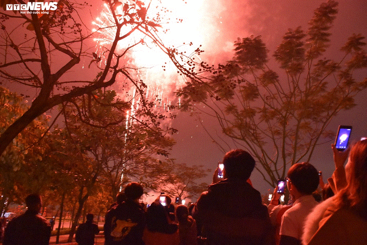 Những hình ảnh ấn tượng trong đêm giao thừa mừng năm mới Canh Tý 2020 - 8