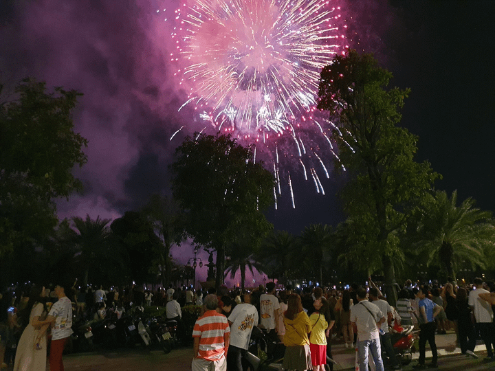 Ảnh: Mặt nước, bầu trời lộng lẫy pháo hoa mừng năm mới Canh Tý 2020 - 33