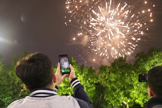 Ảnh: Mặt nước, bầu trời lộng lẫy pháo hoa mừng năm mới Canh Tý 2020 - 10