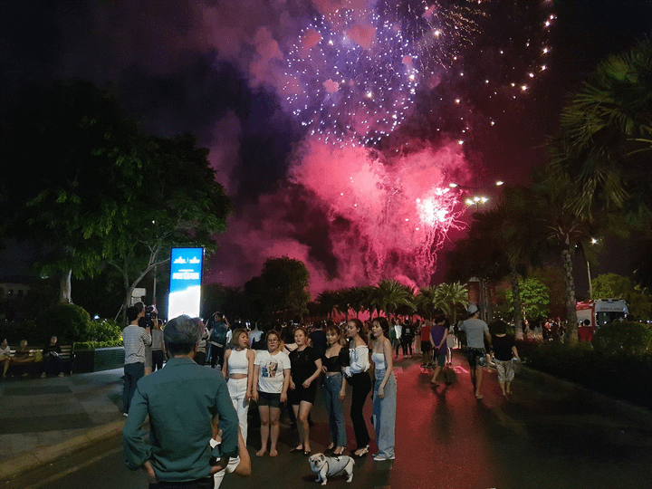 Ảnh: Mặt nước, bầu trời lộng lẫy pháo hoa mừng năm mới Canh Tý 2020 - 30