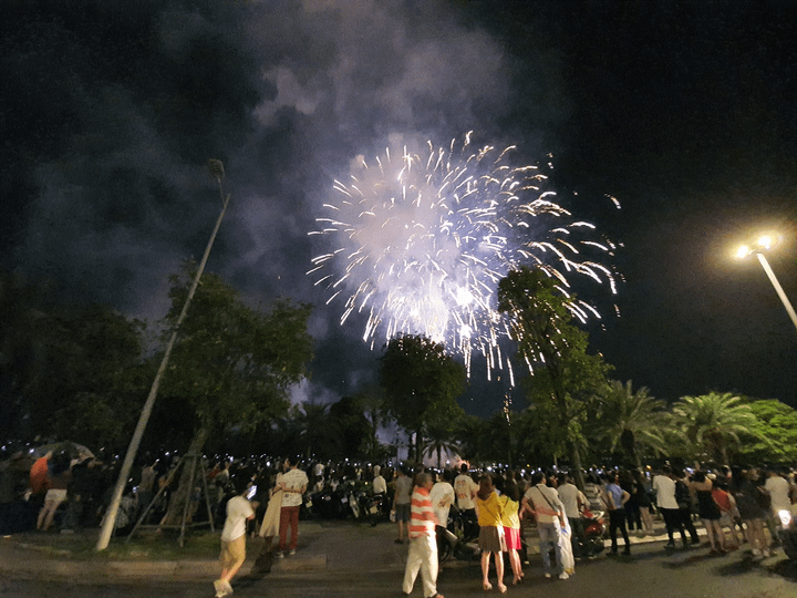 Ảnh: Mặt nước, bầu trời lộng lẫy pháo hoa mừng năm mới Canh Tý 2020 - 31