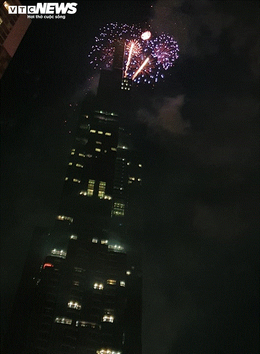 TRỰC TIẾP: Người dân đổ về điểm bắn pháo hoa đón Giao thừa năm mới Canh Tý - 6