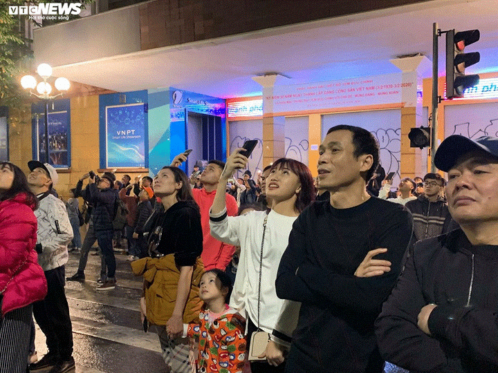 TRỰC TIẾP: Người dân đổ về điểm bắn pháo hoa đón Giao thừa năm mới Canh Tý - 3