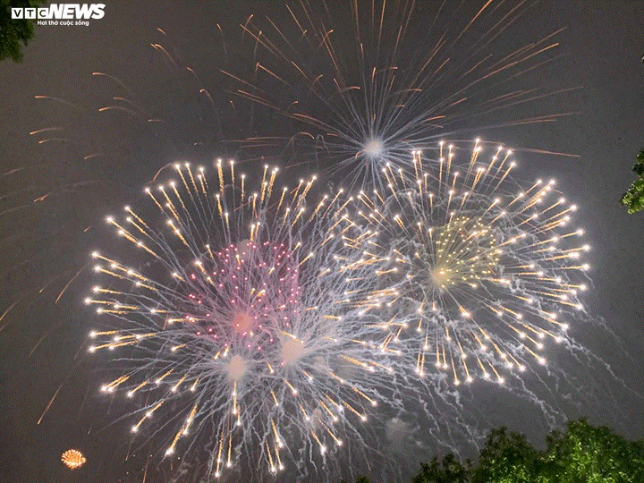 TRỰC TIẾP: Người dân đổ về điểm bắn pháo hoa đón Giao thừa năm mới Canh Tý - 2
