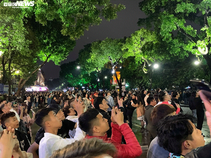 TRỰC TIẾP: Người dân đổ về điểm bắn pháo hoa đón Giao thừa năm mới Canh Tý - 4