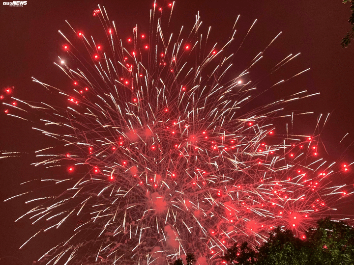 Ảnh: Mặt nước, bầu trời lộng lẫy pháo hoa mừng năm mới Canh Tý 2020 - 4