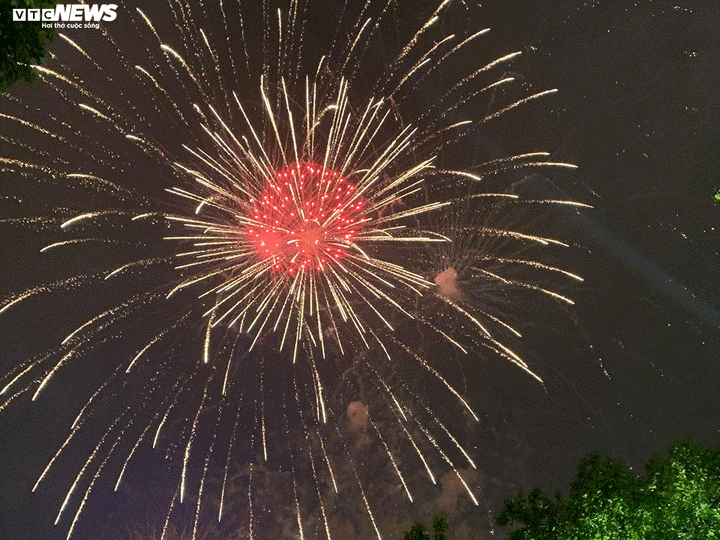 TRỰC TIẾP: Người dân đổ về điểm bắn pháo hoa đón Giao thừa năm mới Canh Tý - 7