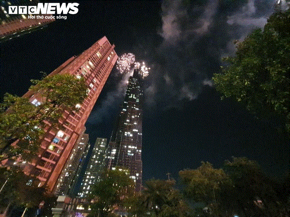 TRỰC TIẾP: Người dân đổ về điểm bắn pháo hoa đón Giao thừa năm mới Canh Tý - 5