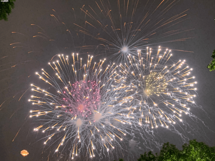 Ảnh: Mặt nước, bầu trời lộng lẫy pháo hoa mừng năm mới Canh Tý 2020 - 1