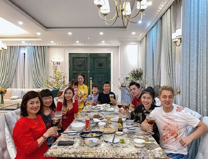 MC Lại Văn Sâm và Thu Minh chúc Tết, Sơn Tùng M-TP quây quần bên gia đình đón năm mới - 5