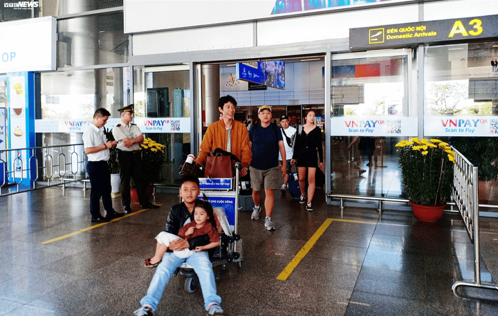 Bệnh viện Đà Nẵng cách ly 11 người bị sốt, có 4 người Việt - 1