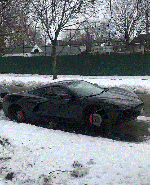 Trộm tháo cả 4 lốp Chevrolet Corvette Stingray bạc tỷ đỗ bên đường - 1