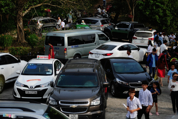 Cảnh đi lễ hiếm thấy ngày đầu năm - 12