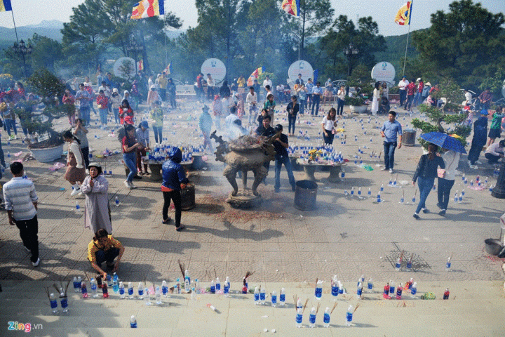 Cảnh đi lễ hiếm thấy ngày đầu năm - 1