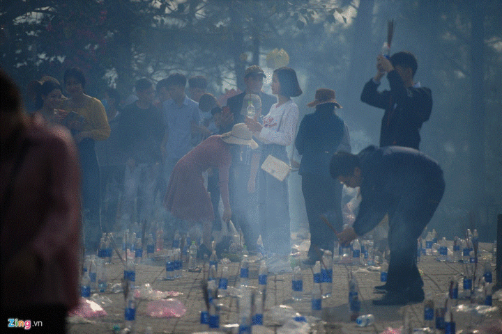 Cảnh đi lễ hiếm thấy ngày đầu năm - 2