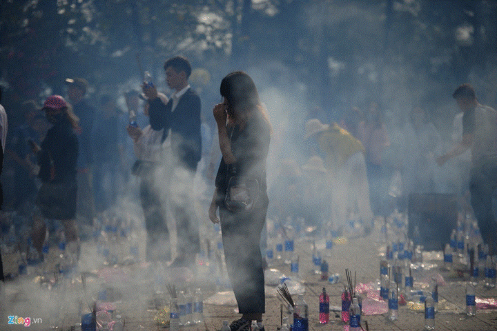 Cảnh đi lễ hiếm thấy ngày đầu năm - 3