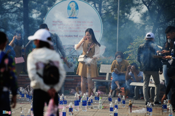 Cảnh đi lễ hiếm thấy ngày đầu năm - 4