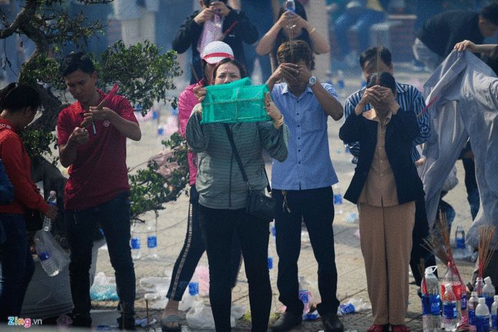 Cảnh đi lễ hiếm thấy ngày đầu năm - 5