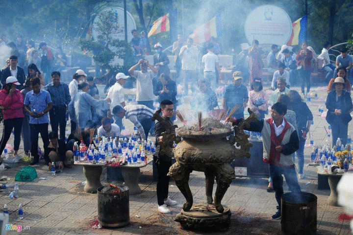 Cảnh đi lễ hiếm thấy ngày đầu năm - 6