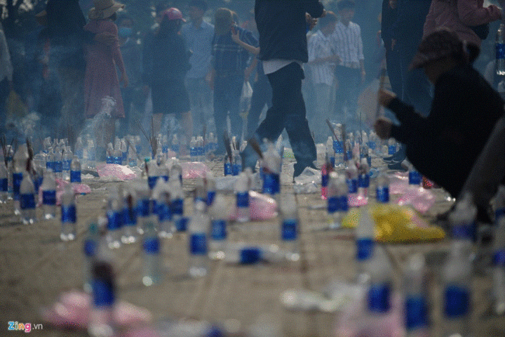 Cảnh đi lễ hiếm thấy ngày đầu năm - 7