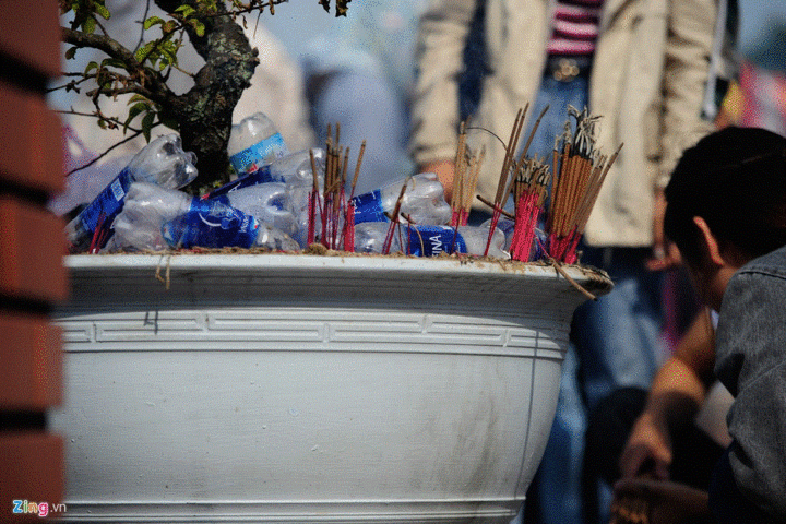 Cảnh đi lễ hiếm thấy ngày đầu năm - 8