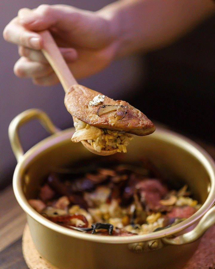 Cơm chiên dát vàng giá gần 1 triệu đồng tại TP.HCM - 2