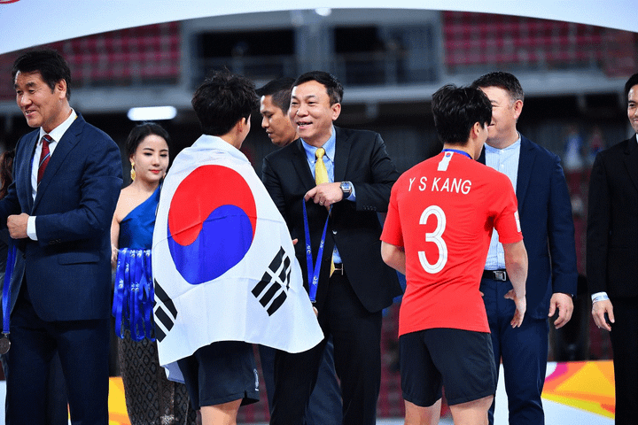 Đại diện Việt Nam trao cúp vô địch U23 châu Á cho U23 Hàn Quốc - 6