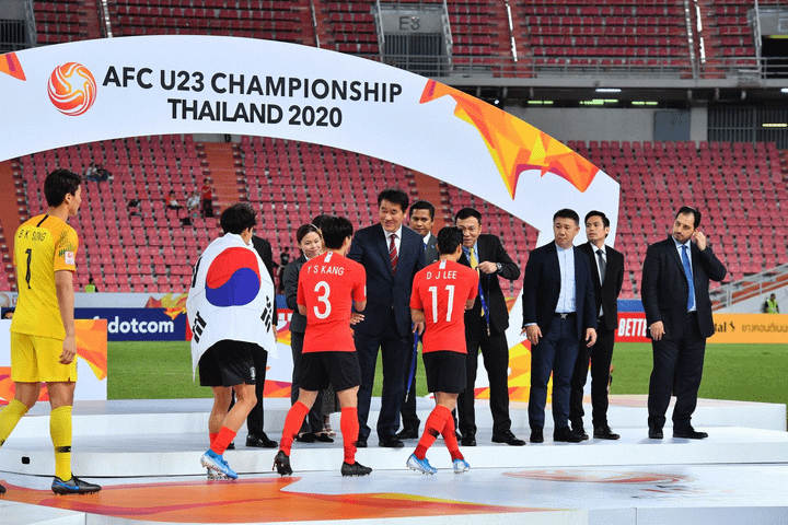 Đại diện Việt Nam trao cúp vô địch U23 châu Á cho U23 Hàn Quốc - 5