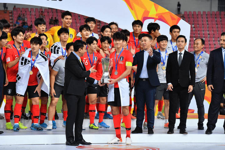 Đại diện Việt Nam trao cúp vô địch U23 châu Á cho U23 Hàn Quốc - 3