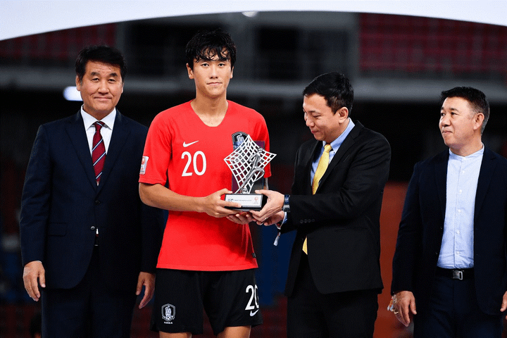 Đại diện Việt Nam trao cúp vô địch U23 châu Á cho U23 Hàn Quốc - 4