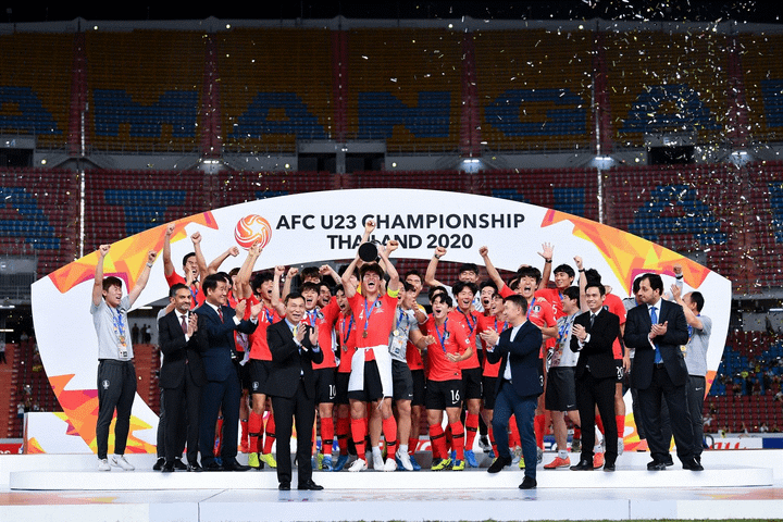 Đại diện Việt Nam trao cúp vô địch U23 châu Á cho U23 Hàn Quốc - 7