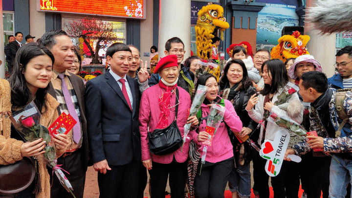 Du khách náo nức check-in Hạ Long trong những ngày đầu xuân - 1