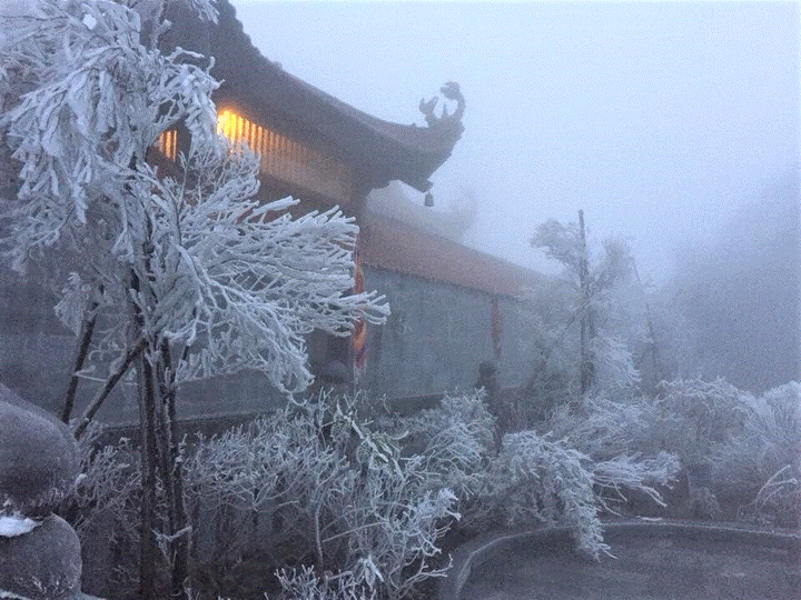 Băng giá phủ trắng 'nóc nhà Đông Dương' sáng mùng 3 Tết - 4