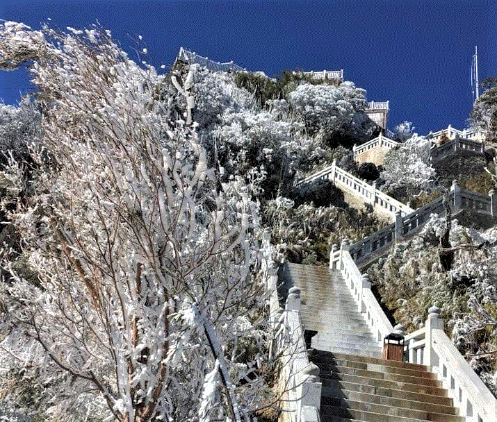 Băng giá phủ trắng 'nóc nhà Đông Dương' sáng mùng 3 Tết - 1