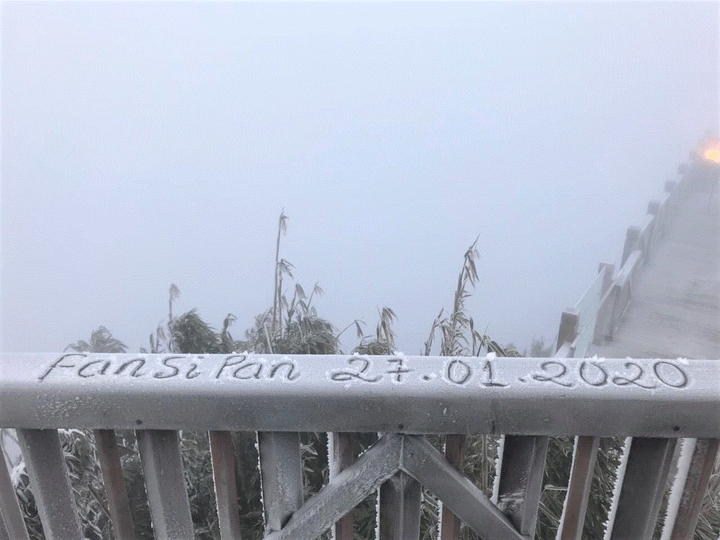 Băng giá phủ trắng 'nóc nhà Đông Dương' sáng mùng 3 Tết - 5